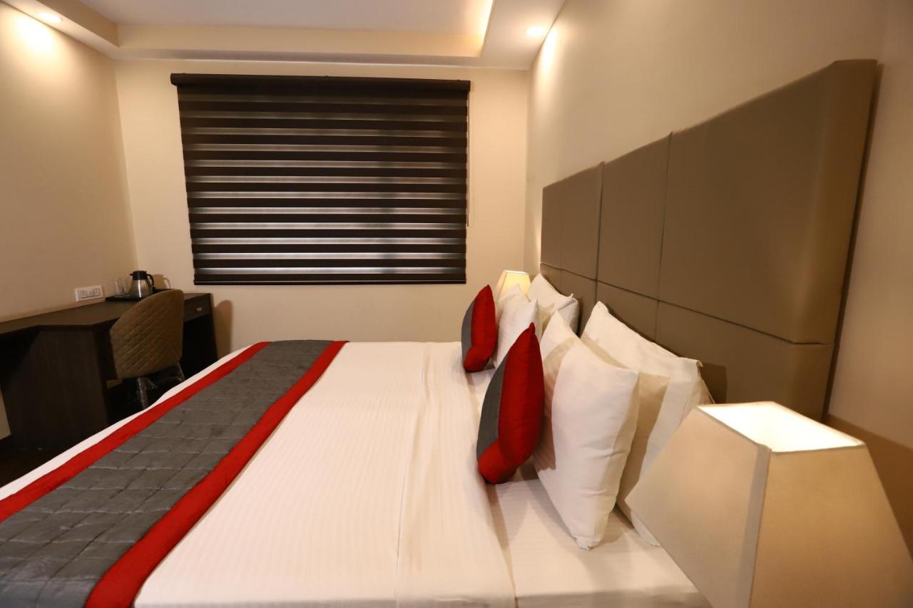 Hotel Azulo Bhikaji Cama Place Delhi - Couple Friendly Local Ids Accepted 3*