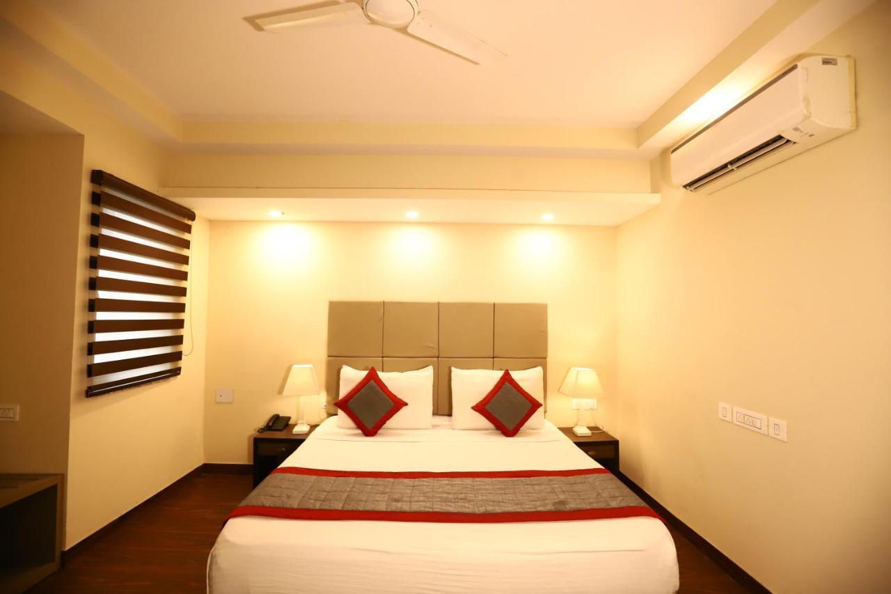 Azulo Bhikaji Cama Place Delhi - Couple Friendly Local Ids Accepted