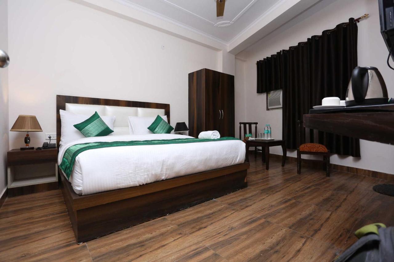 Suites Admiral Delhi Airport Hotel *