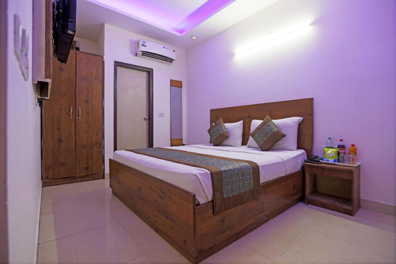 Suites Admiral Delhi Airport Hotel *