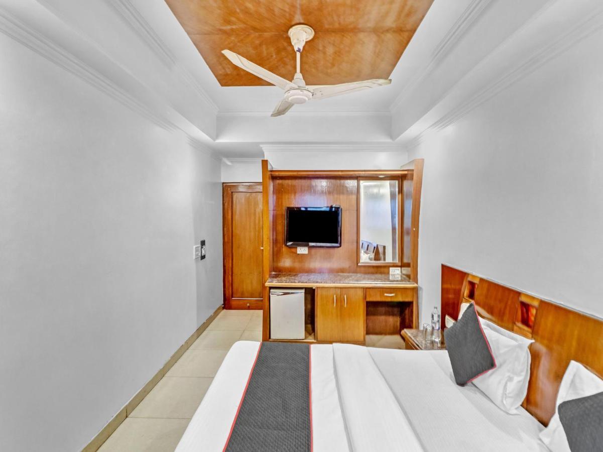 Staybook Geeson- Railway Station New Delhi