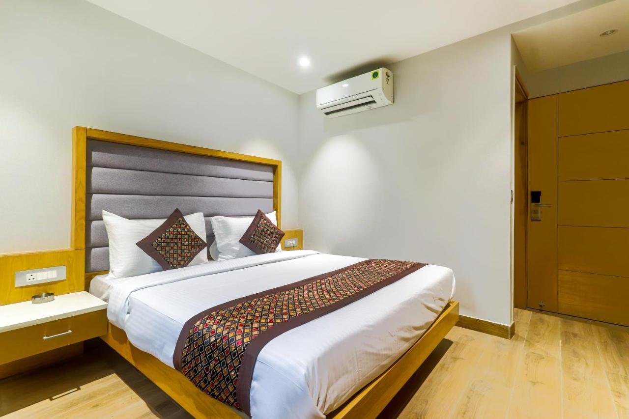 Bricks, Karol Bagh, New 3*