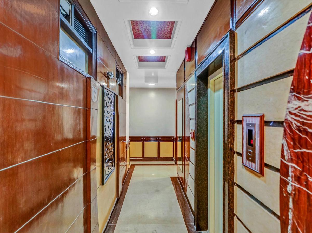 Staybook Geeson- Railway Station New Delhi