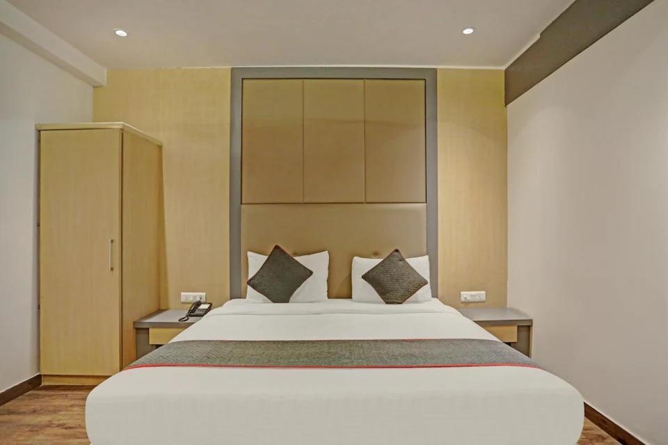 Superb 5 Mins Walk From Station 3*