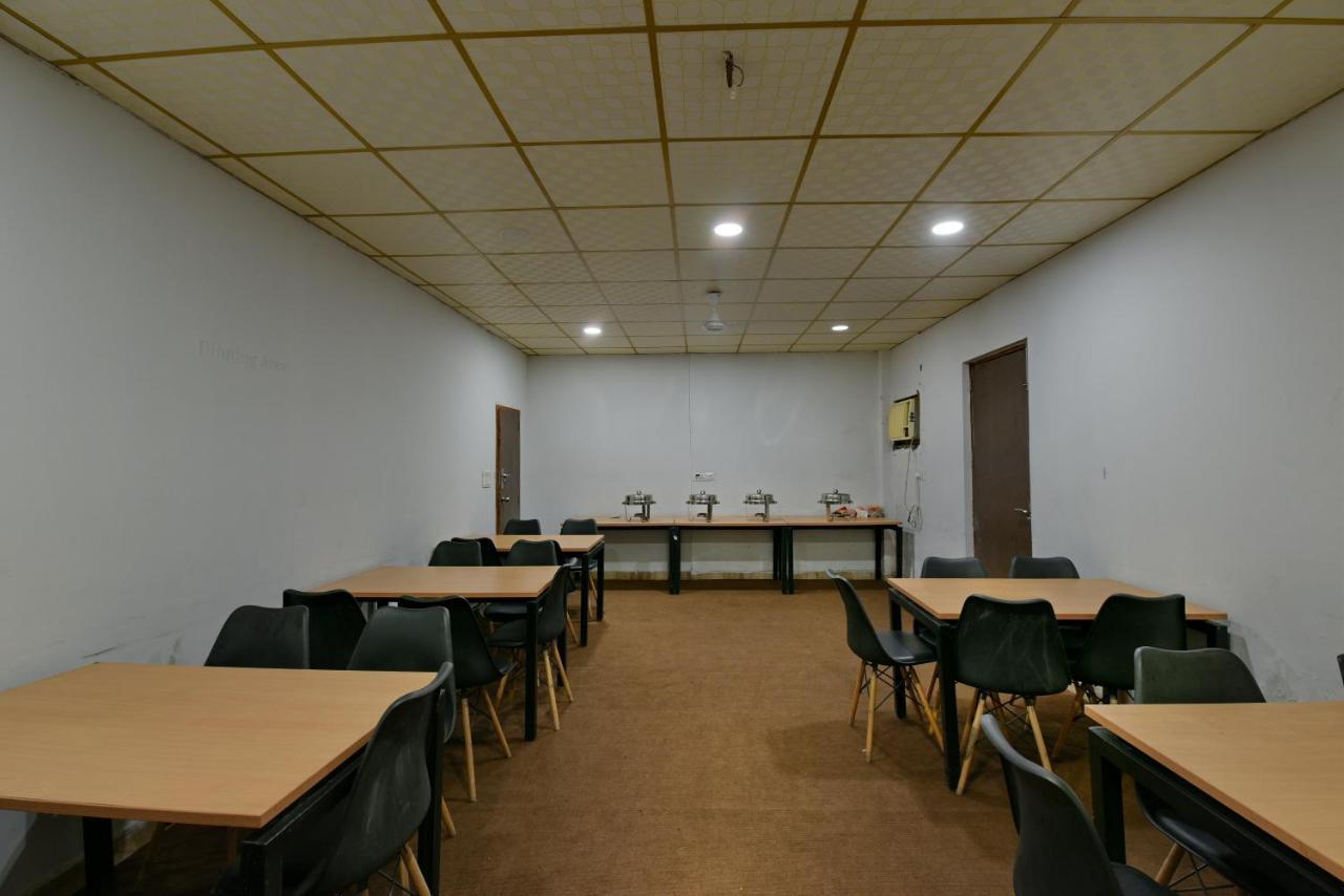 Silver Saffron Near Paschim Vihar Metro Station 3* Nova Deli