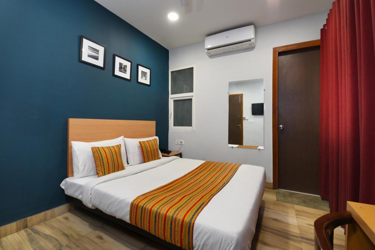 Hotel Silver Saffron Near Paschim Vihar Metro Station Nova Deli