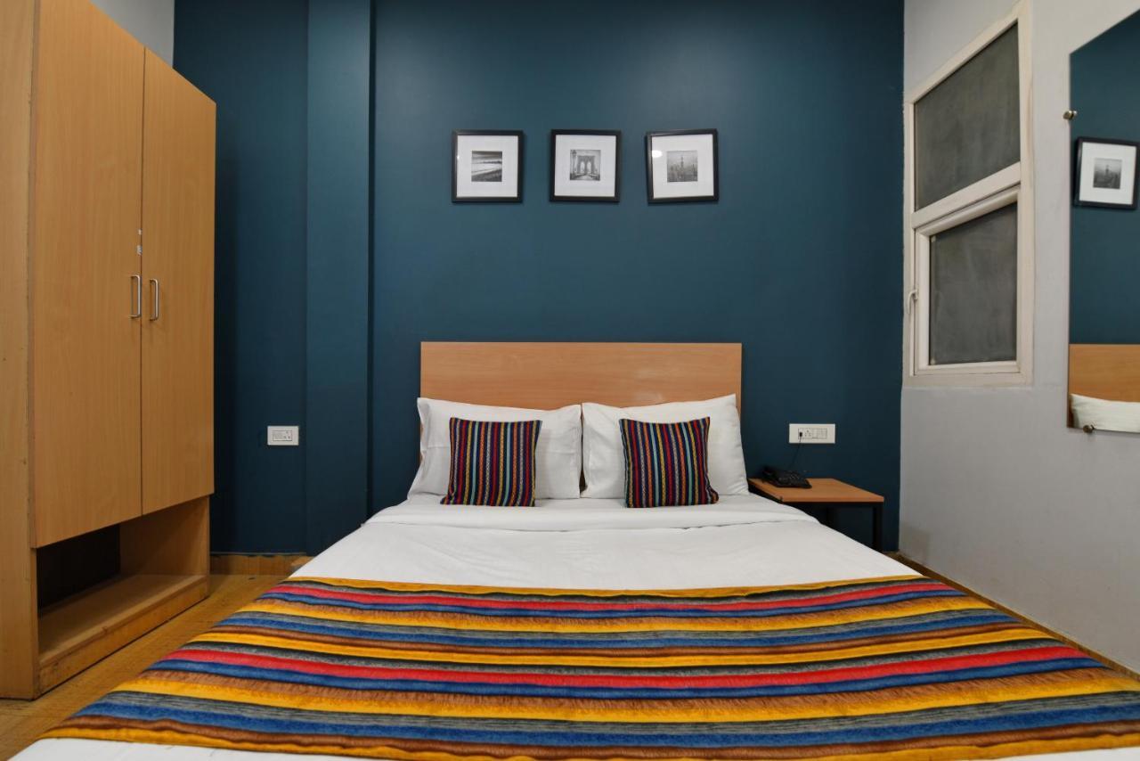 Hotel Silver Saffron Near Paschim Vihar Metro Station 3*