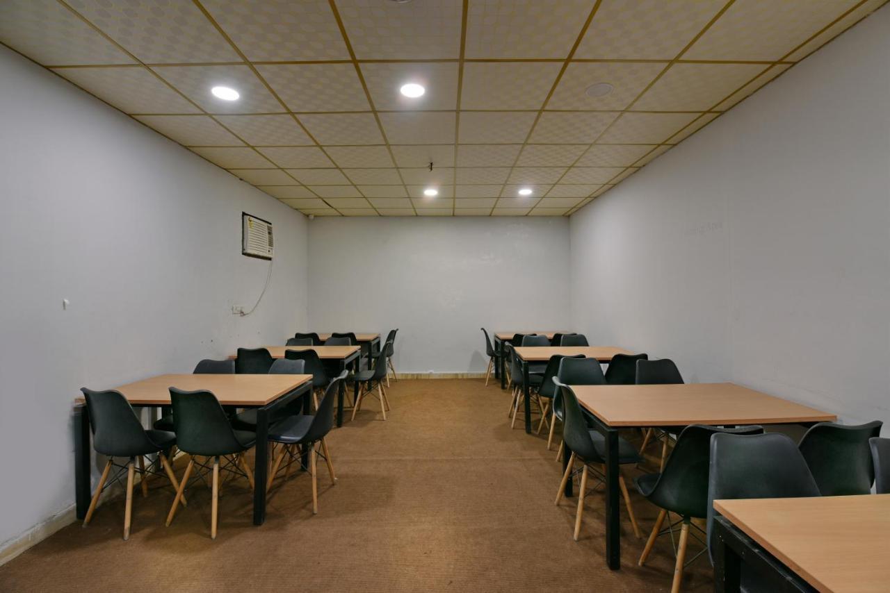Silver Saffron Near Paschim Vihar Metro Station 3*