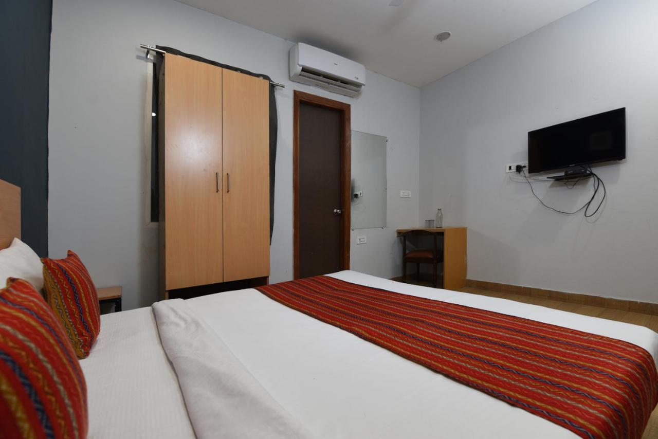 Silver Saffron Near Paschim Vihar Metro Station 3*