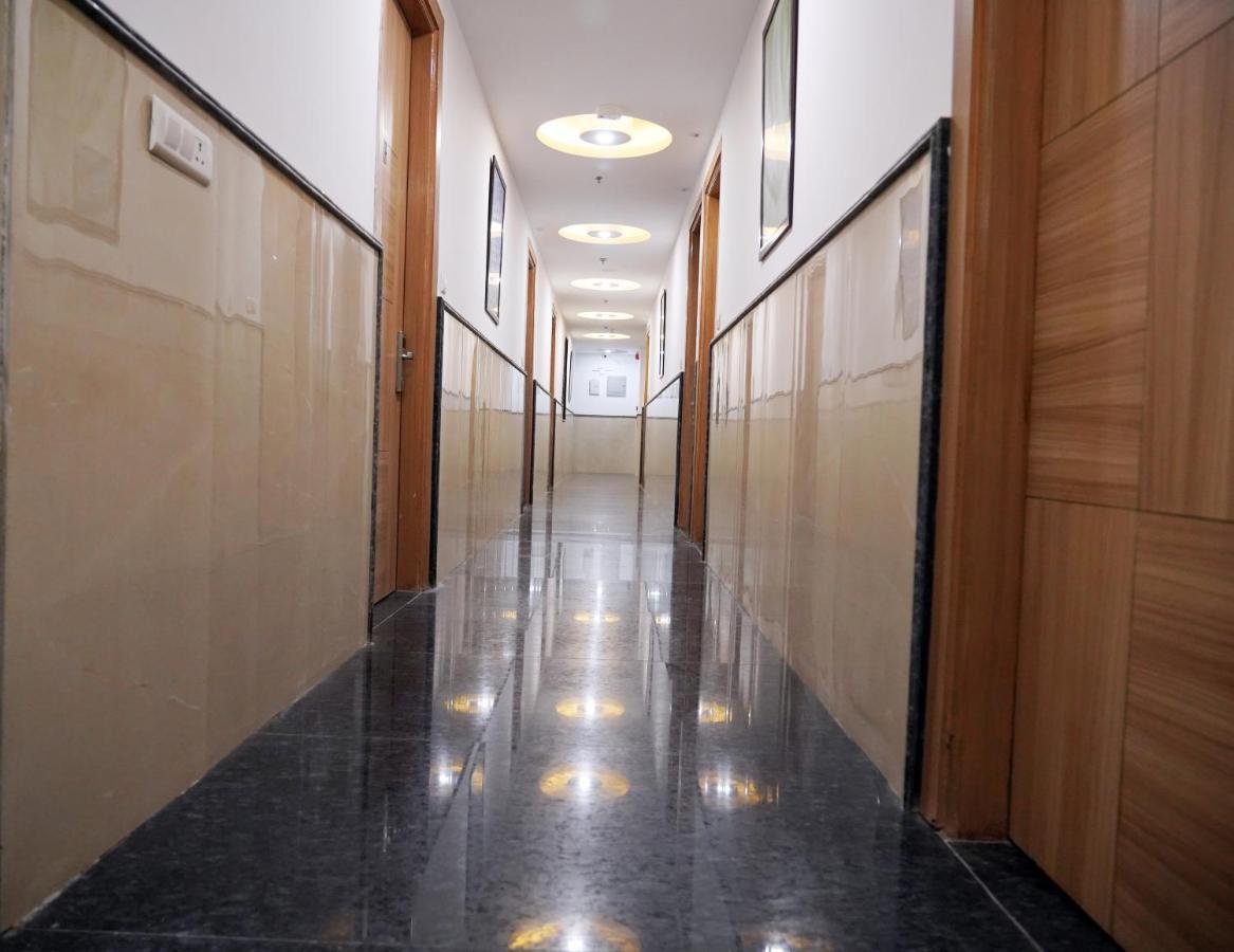 Hotel The Lohmod - Near Delhi Airport 4*