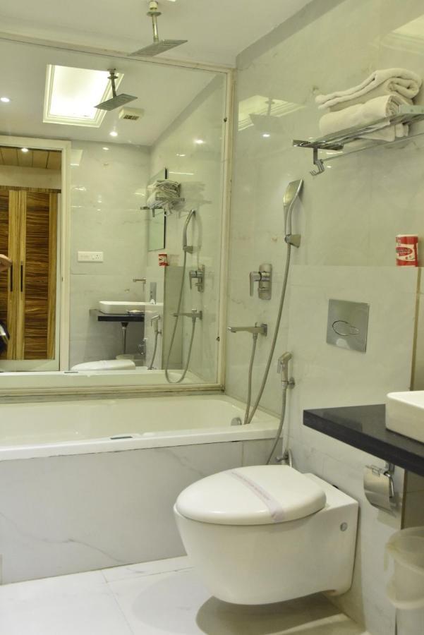 Aman Continental - 2mins From Railway Station And 5 Mins From Metro 3*