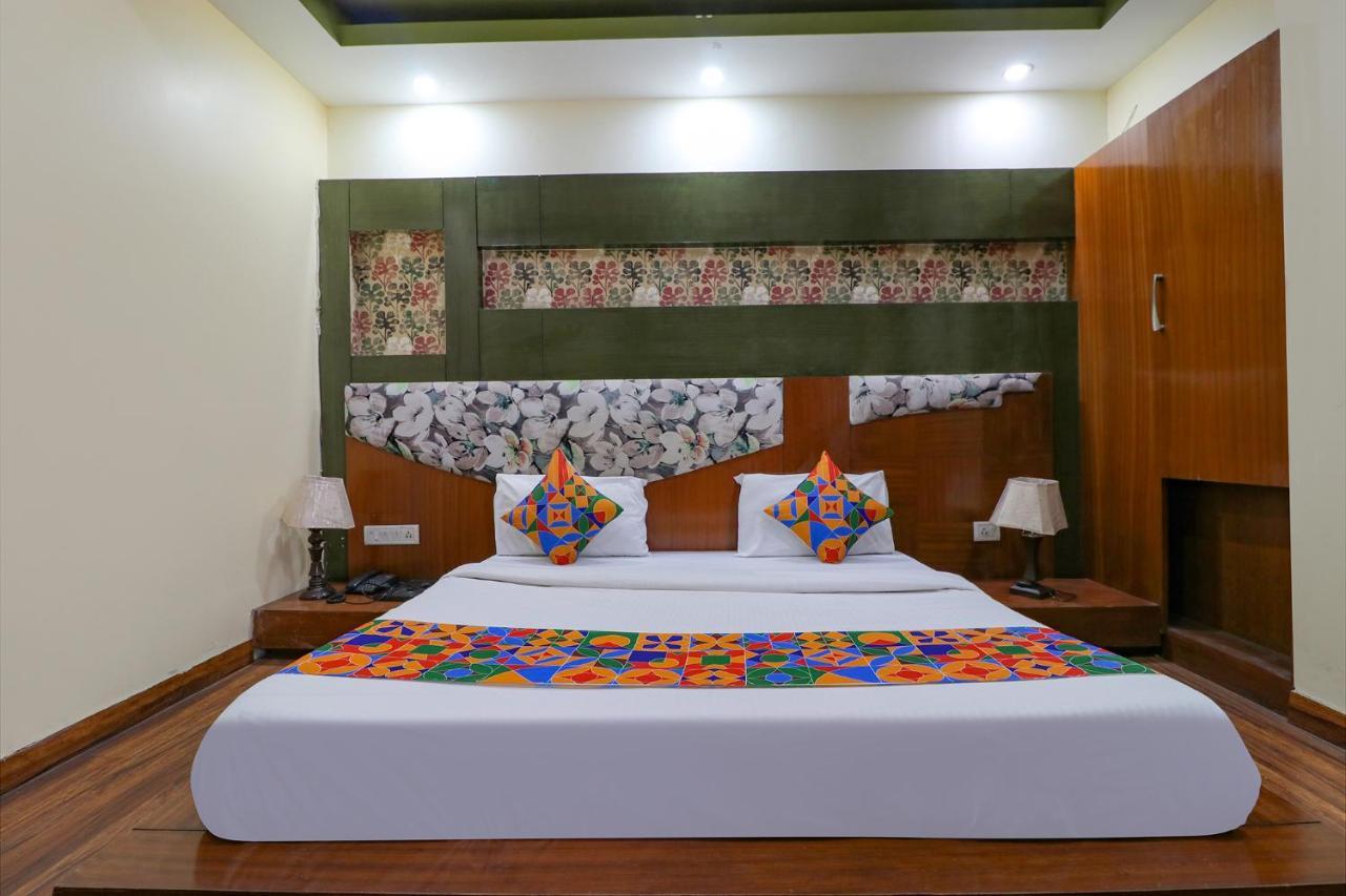Hotel Staybook Aira Railway Station Paharganj 4*