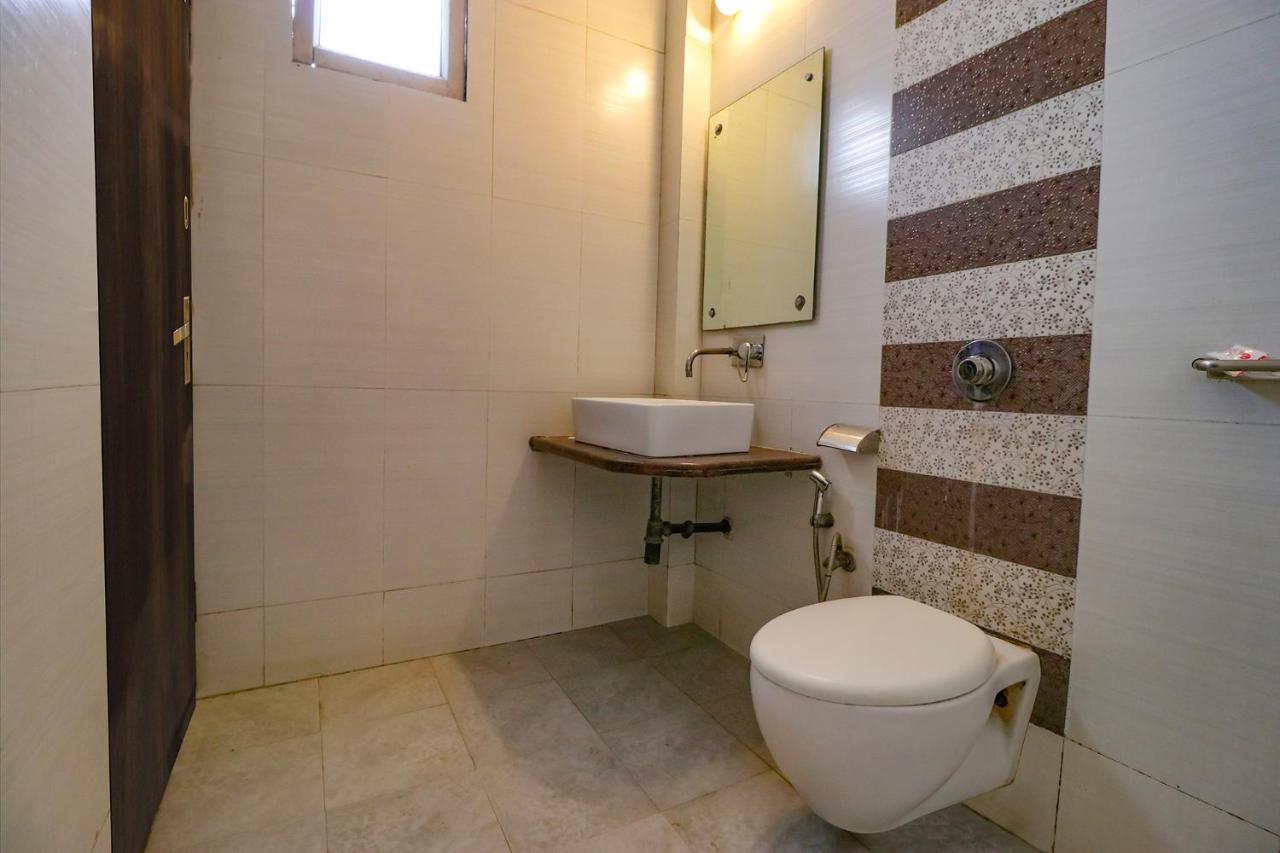 Staybook Aira Railway Station Paharganj Hotel
