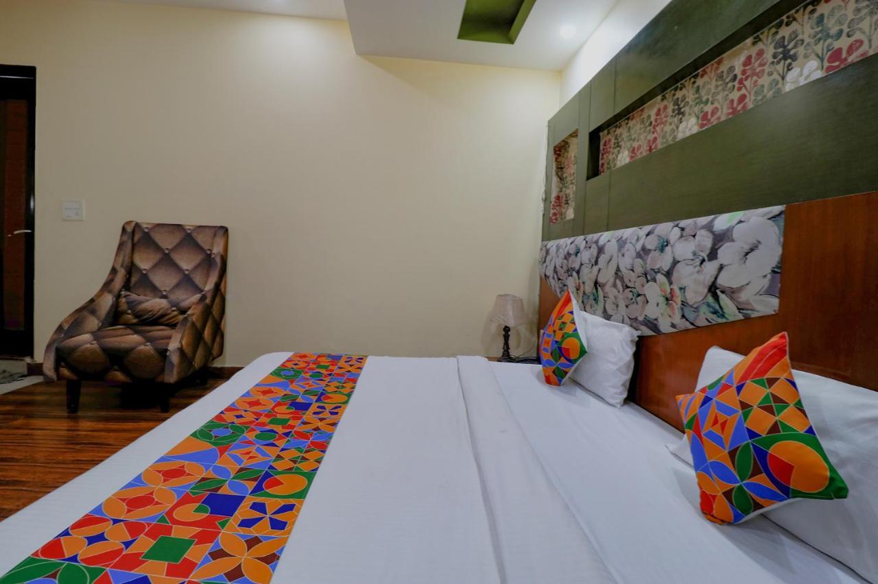 Hotel Staybook Aira Railway Station Paharganj 4*