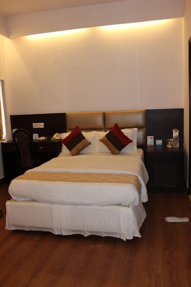 Hotel Jukaso Down Town New Delhi