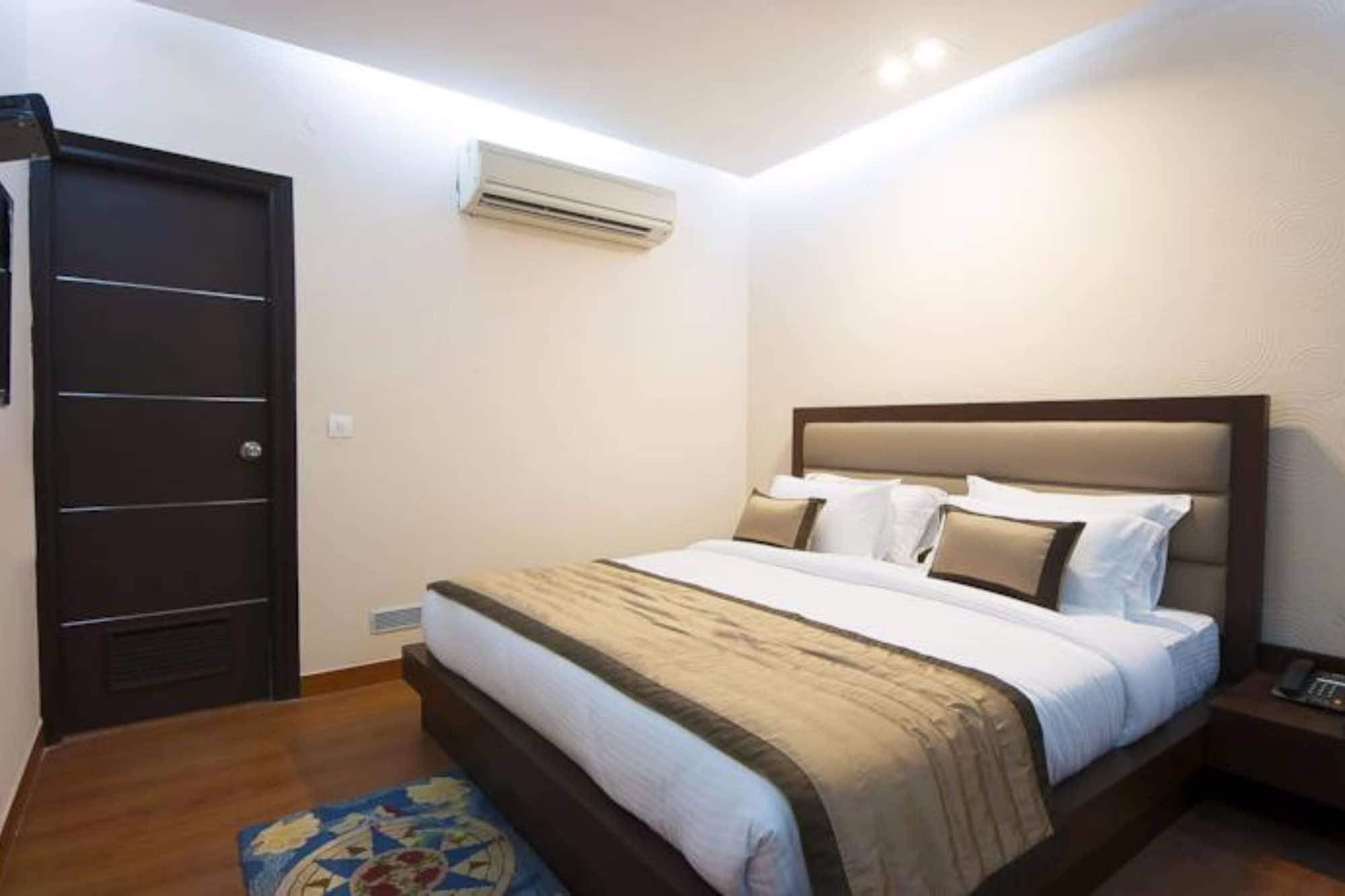 Hotel Aura @airport 3*