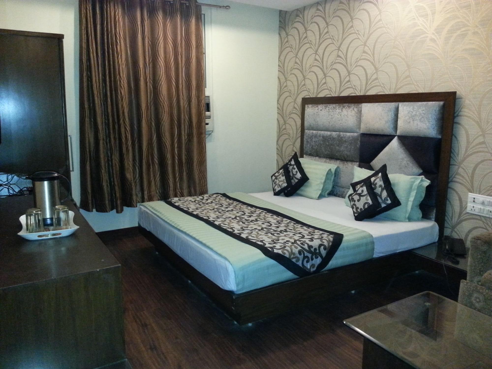 Vanson - Near Connaught Place 3*
