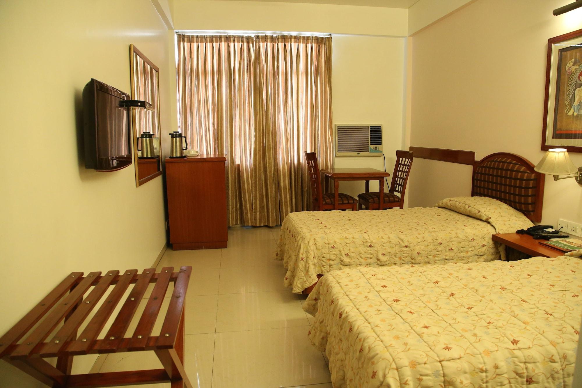 The Tourist - 1 Min From Railway Station Hotel