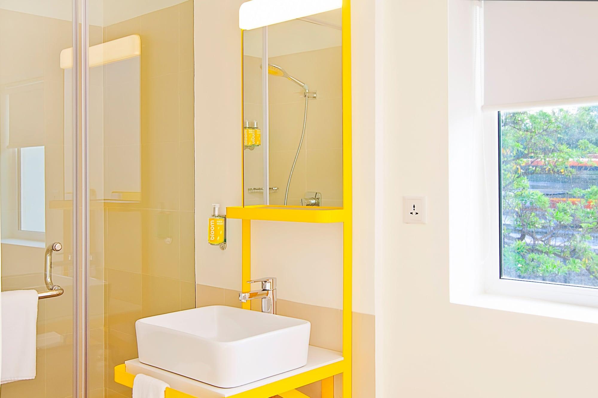 Bloomrooms @ Link Road Hotel 3*