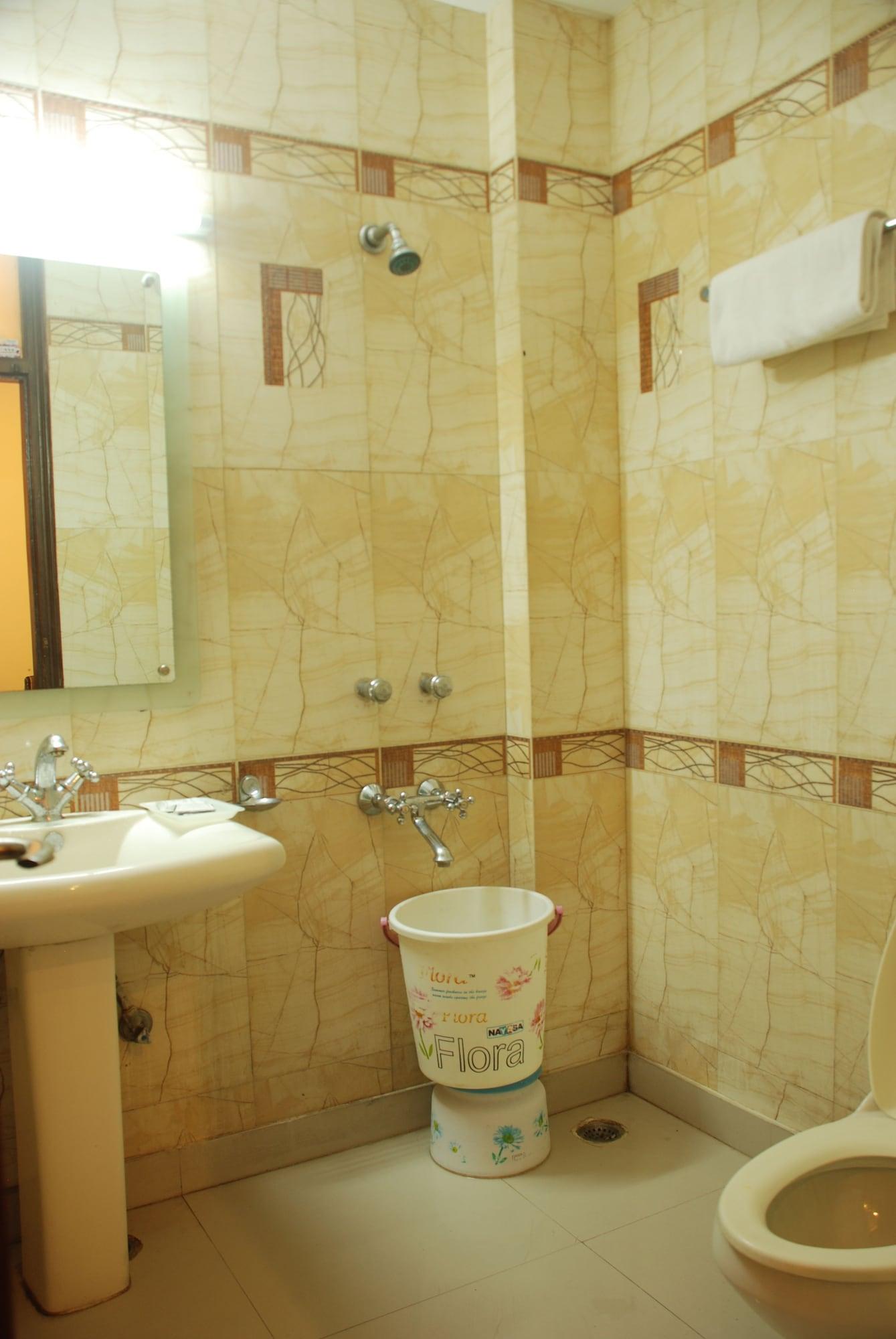 Baba Deluxe Near Railway Station And Center -by Rcg