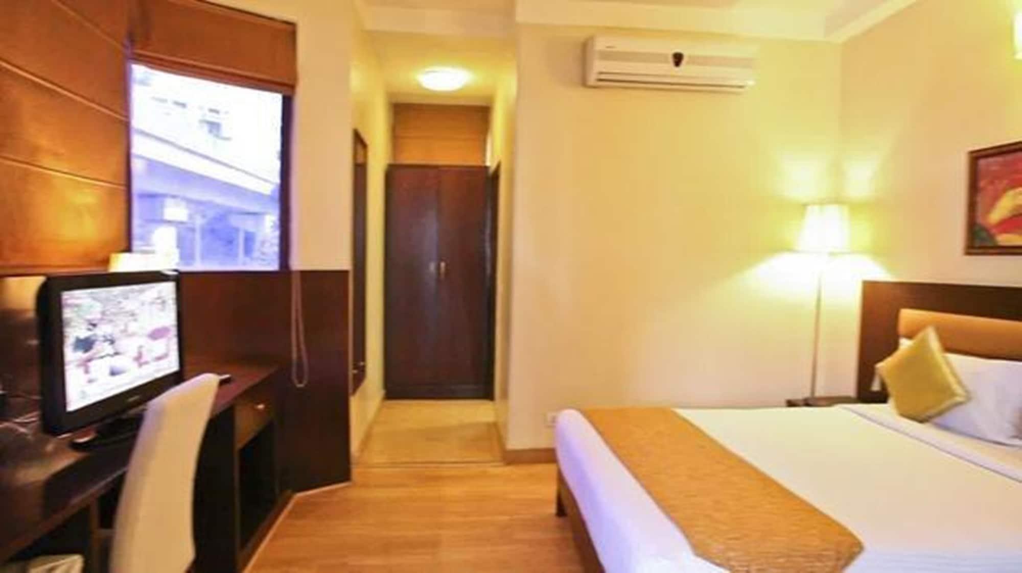 Clarks Kailash Colony 3*