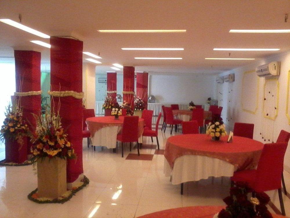Clarks Kailash Colony 3*