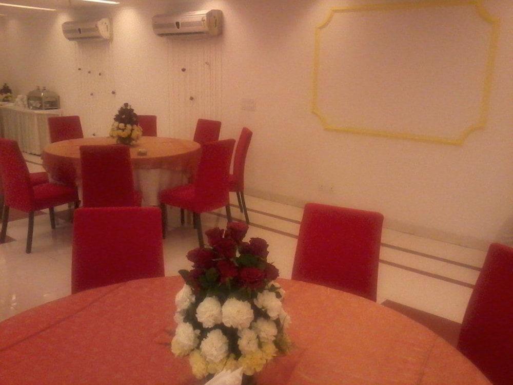 Clarks Kailash Colony Hotel 3*