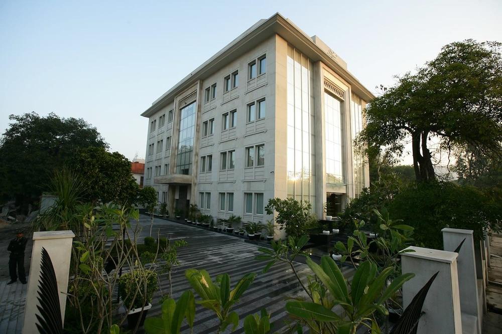 Muse Sarovar Portico Nehru Place 4*