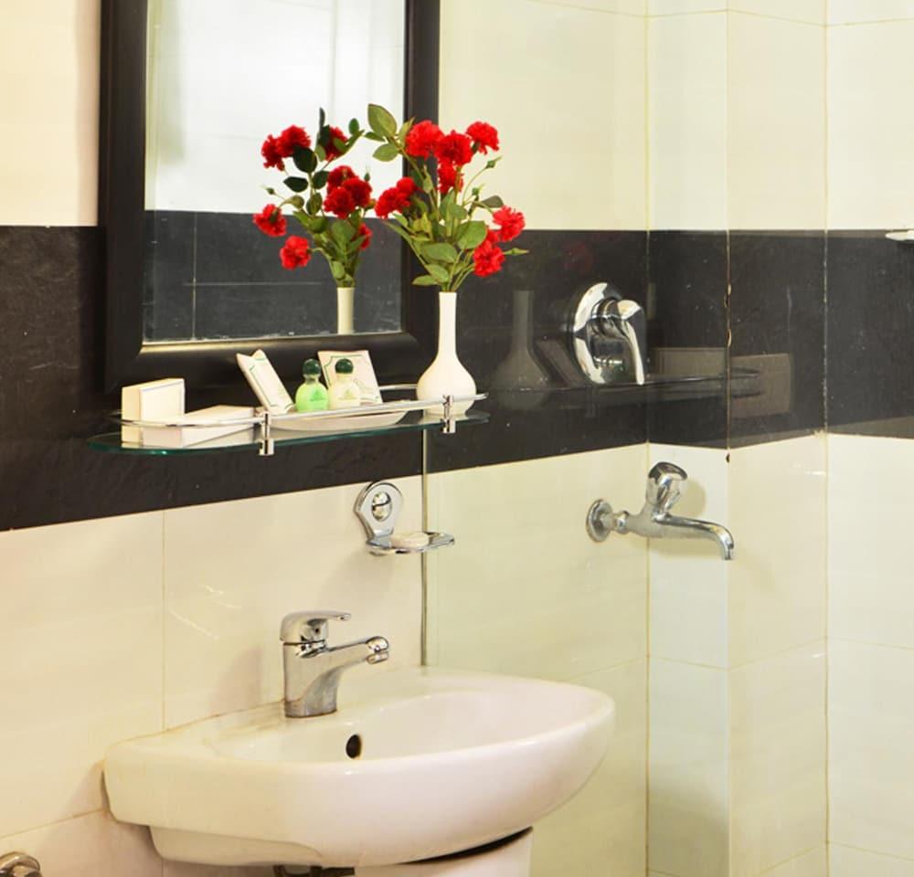 Shanti Palace West Patel Nagar Hotel