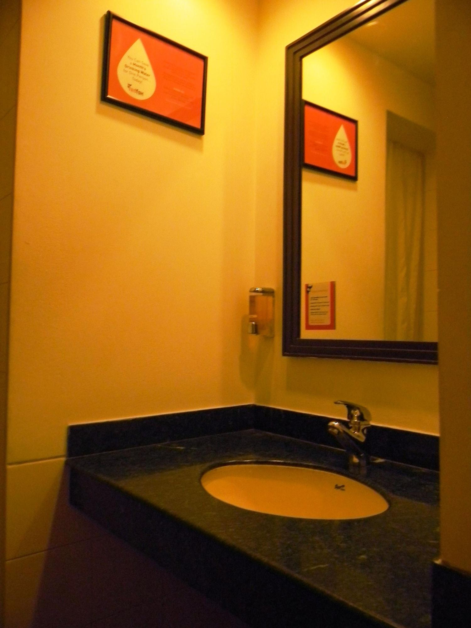 Red Fox By Lemon Tree Hotels, East