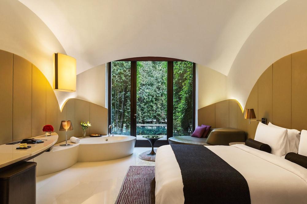 Resort The Roseate 5*