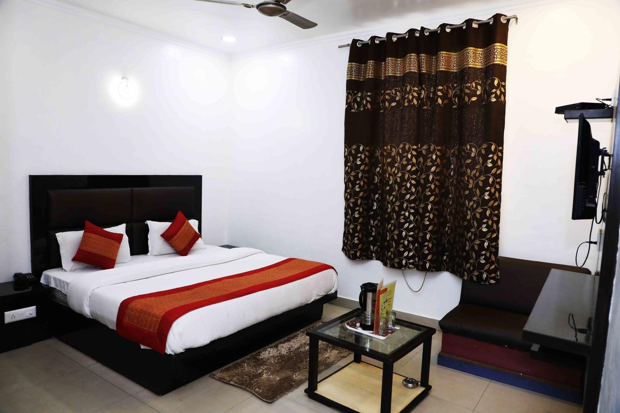 Hotel Oyo Flagship Kumar Palace 3*