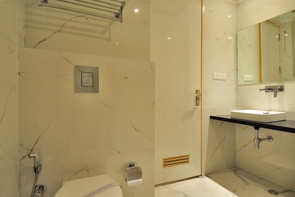 Hotel Aman Continental - 2mins From Railway Station And 5 Mins From Metro
