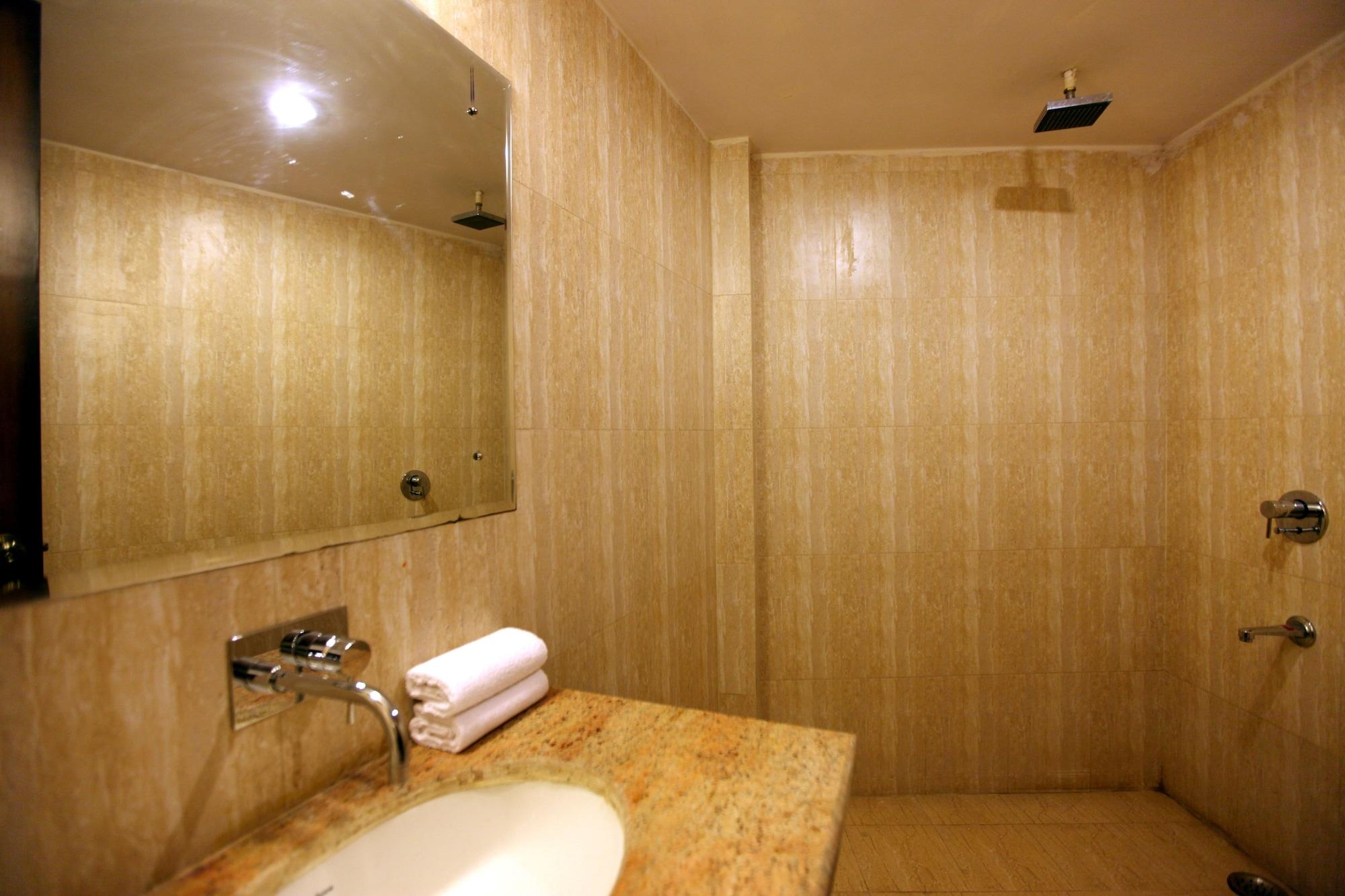 Hotel The Class, Delhi Airport