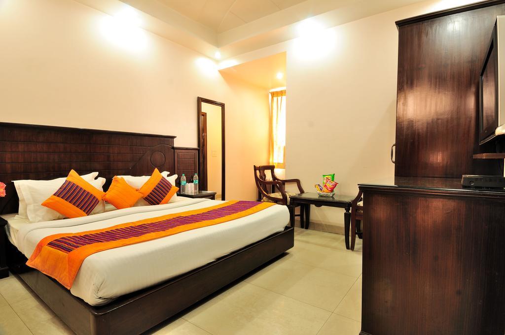 Hotel Legend - Walk-in From Railway Station 3*