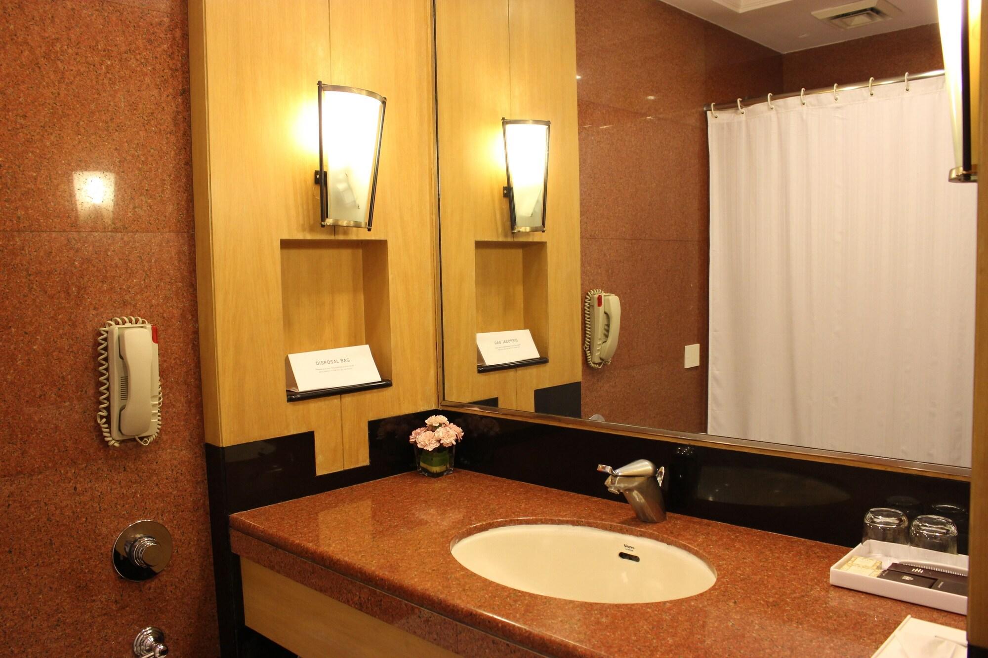 Hotel The Hans, New Delhi