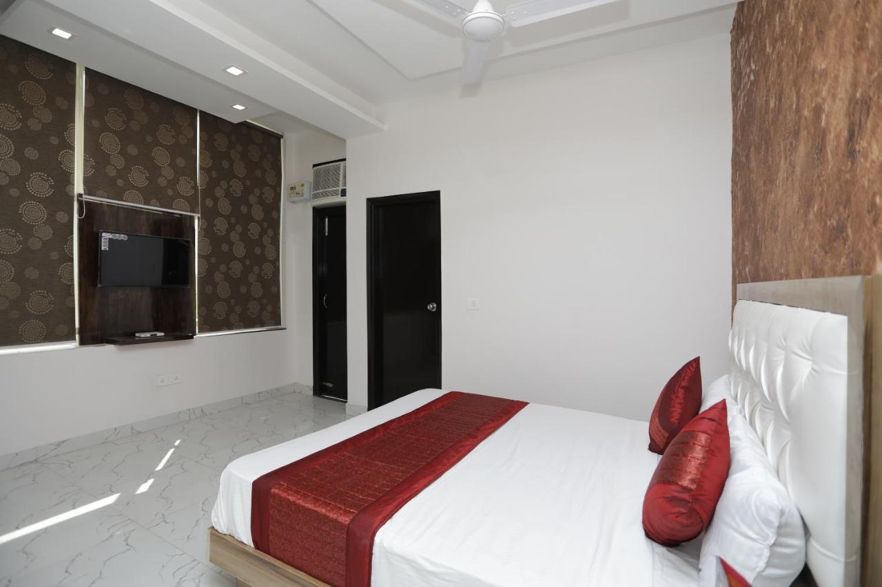 Oyo 12673 The Diplomat Delhi (National Capital Territory of India)