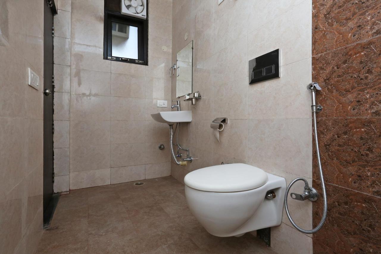 Oyo 12673 The Diplomat Hotel 3*