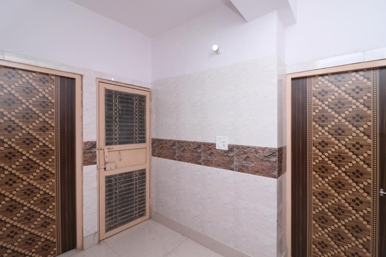 Oyo New Capital Near M2k Cinemas Rohini Hotel 3*