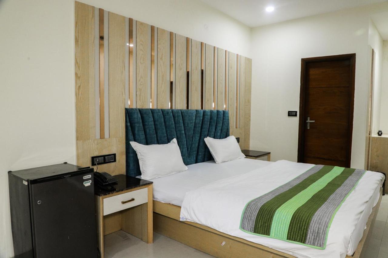 Vanson - Near Connaught Place 3*