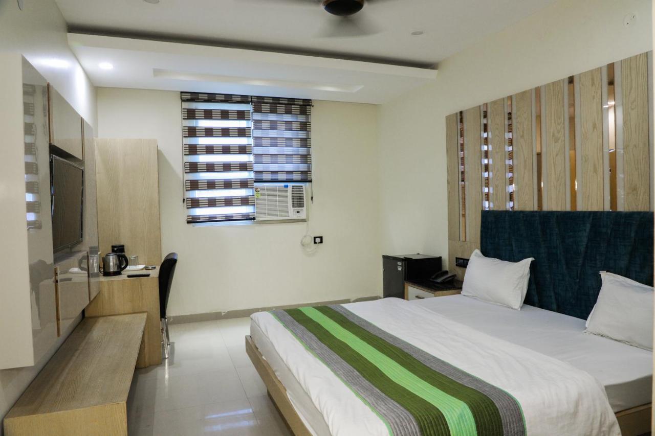 Vanson - Near Connaught Place 3*
