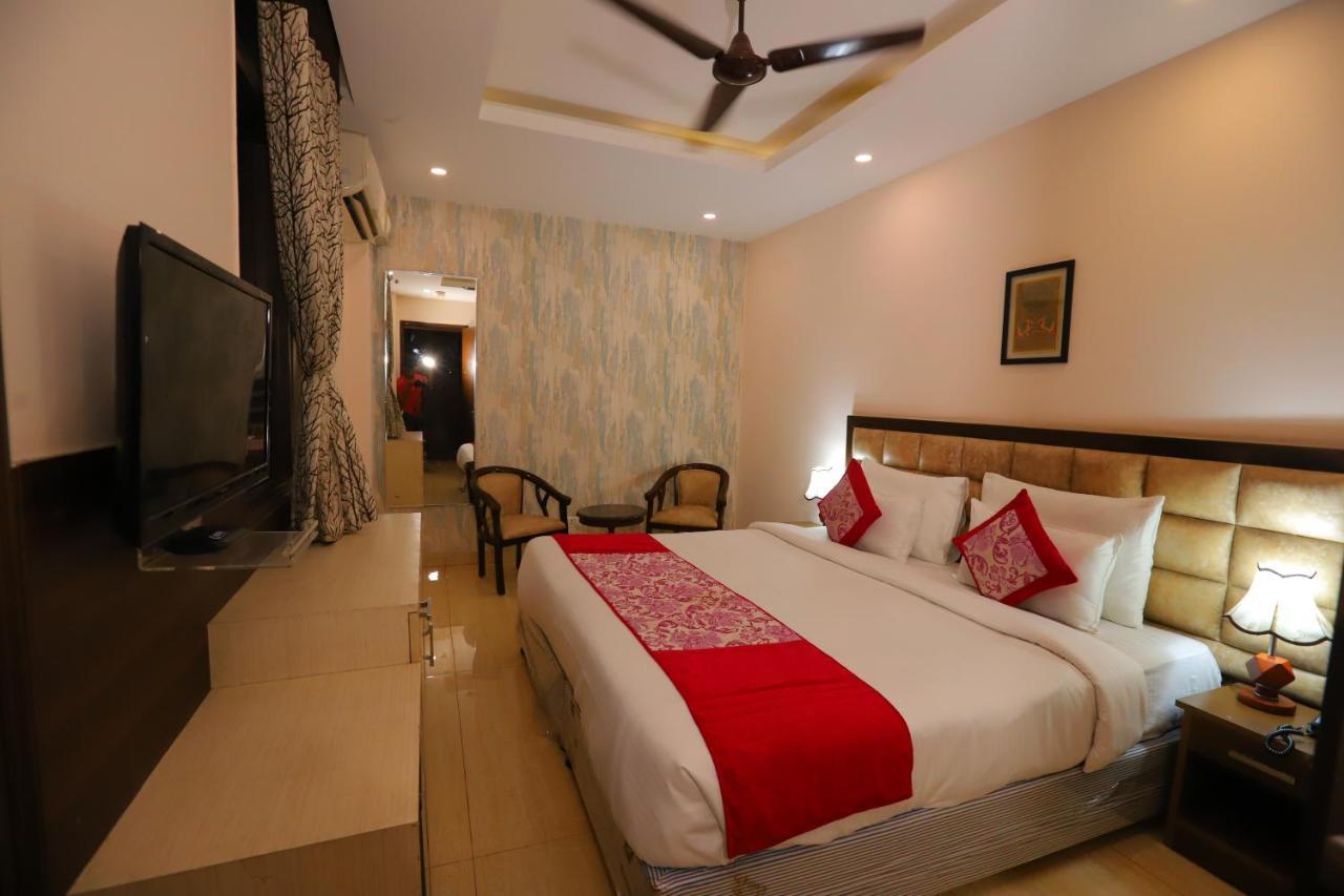 Nirvana Suits By Qotel Jasola - Near Apollo Hospital In Hotel