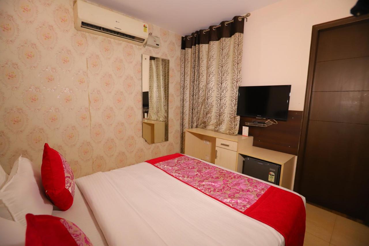 Hotel Nirvana Suits By Qotel Jasola - Near Apollo Hospital In New Delhi