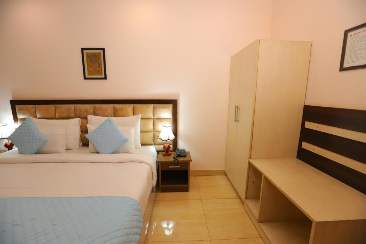 Nirvana Suits By Qotel Jasola - Near Apollo Hospital In 3*