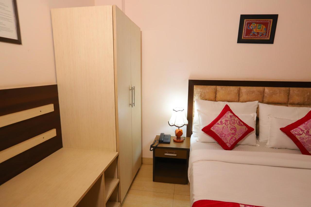 Hotel Nirvana Suits By Qotel Jasola - Near Apollo Hospital In New Delhi