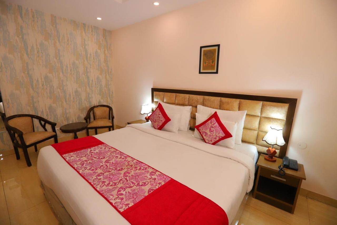 Nirvana Suits By Qotel Jasola - Near Apollo Hospital In Hotel