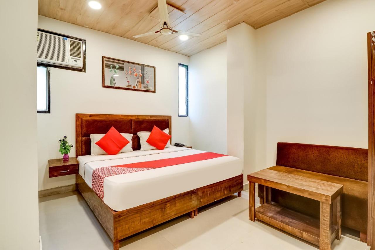 Oyo Ramada Near Dashrath Puri Metro Station Hotel 3*
