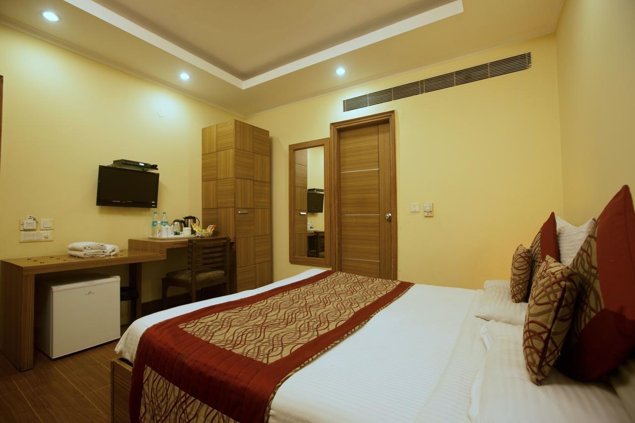 Hotel The Pearl- A Royal Residency New Delhi