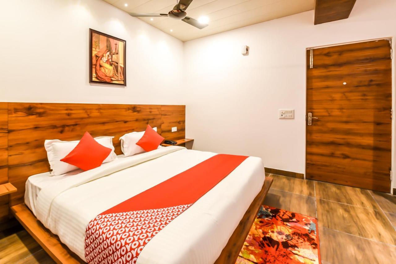 Capital O 19133 Oak Tree Hotel 3*
