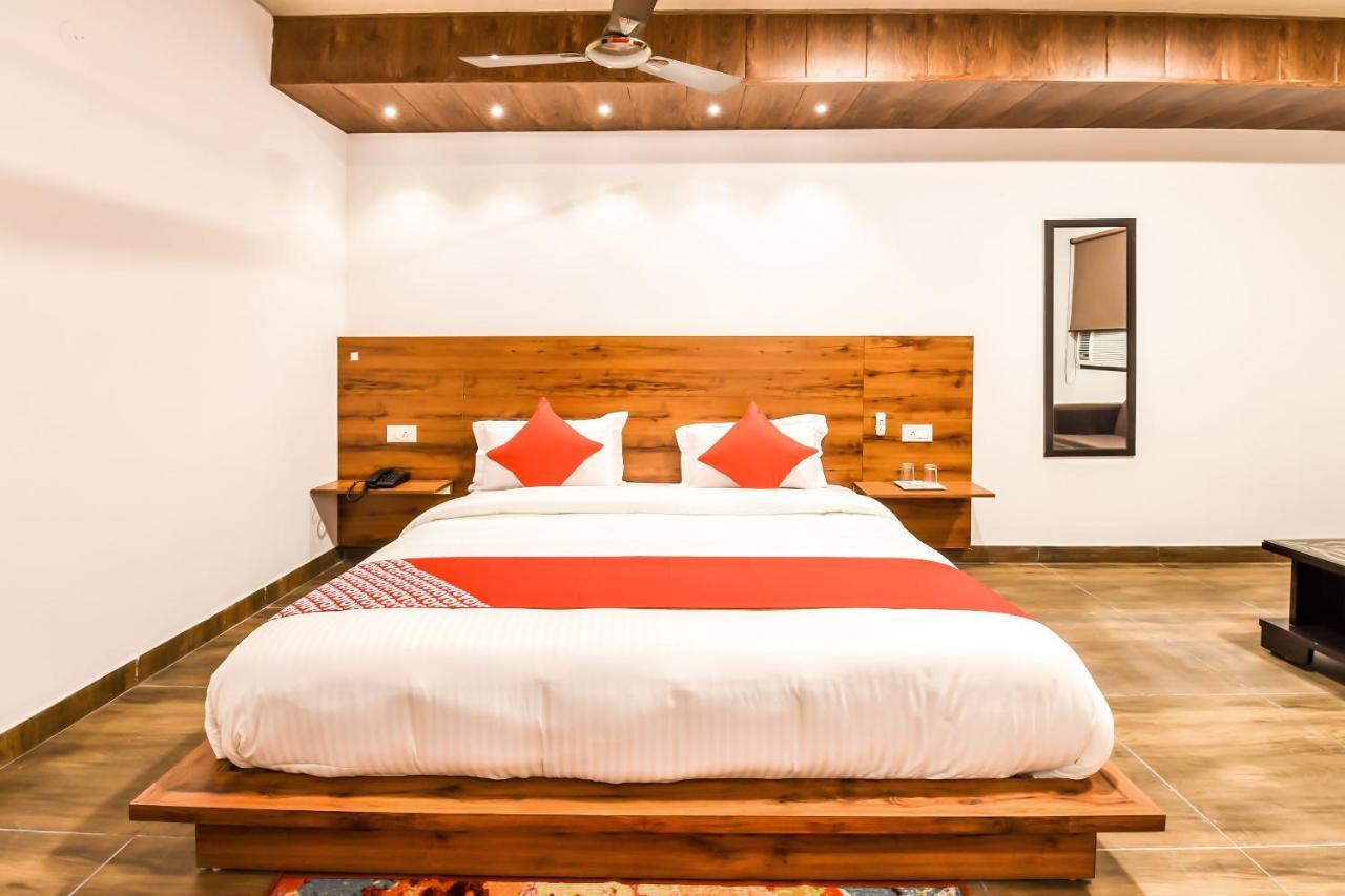 Capital O 19133 Oak Tree Hotel New Delhi